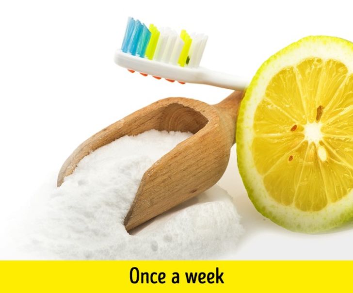 أفضل 10 طرق لتبييض الأسنان الصفراء بشكل طبيعي في المنزل