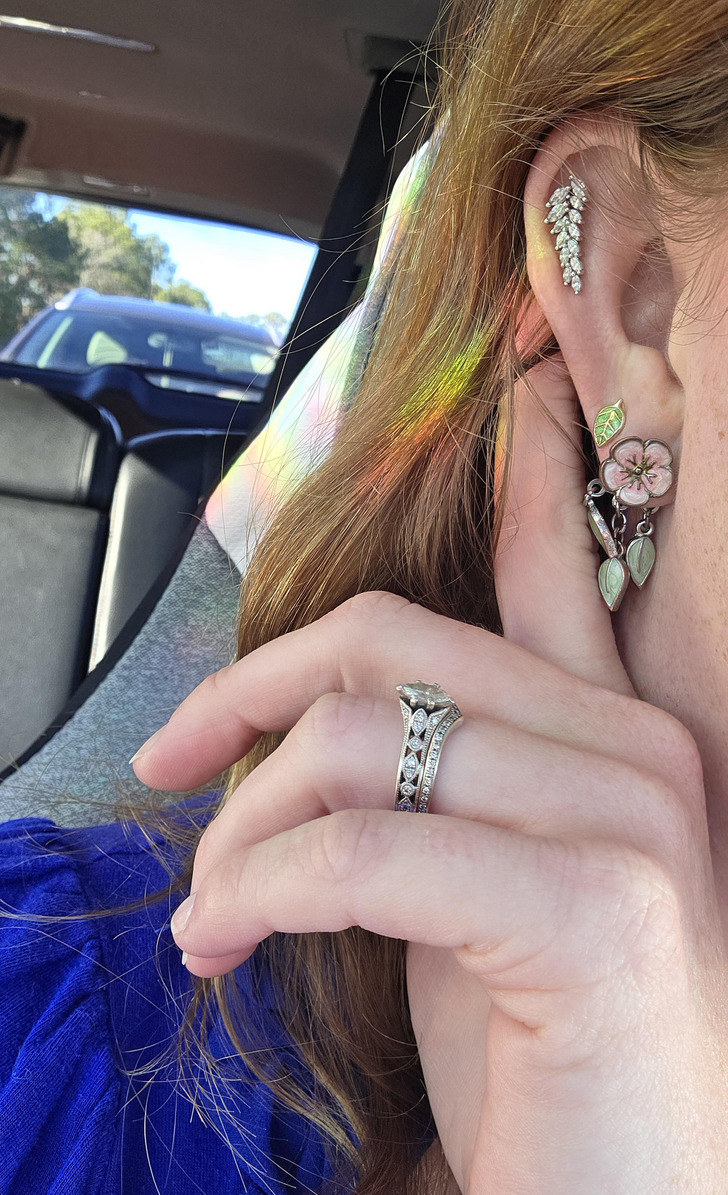 A Crow Who Brought a Crystal Earring After 1.5 Years of Waiting