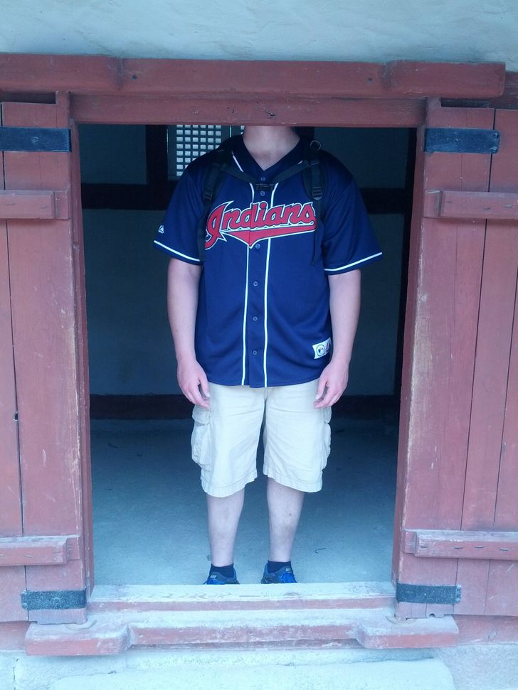 14 Awkward Situations That Every Tall Person Will Recognize