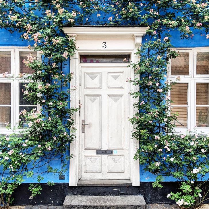 A Photographer Captures Doors Around London That Seem Like Portals to a ...