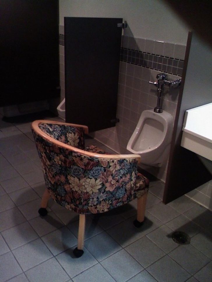 18 People Who Are So Lazy, They’re Worthy of a Standing Ovation