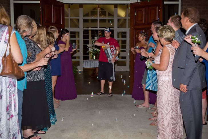 24 Cases Where a Wedding Photographer Captured Something Unexpected