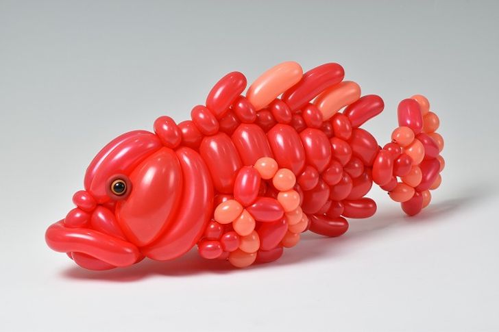 Japonský umelec vytvára šialene detailné sochy s použitím iba balónov