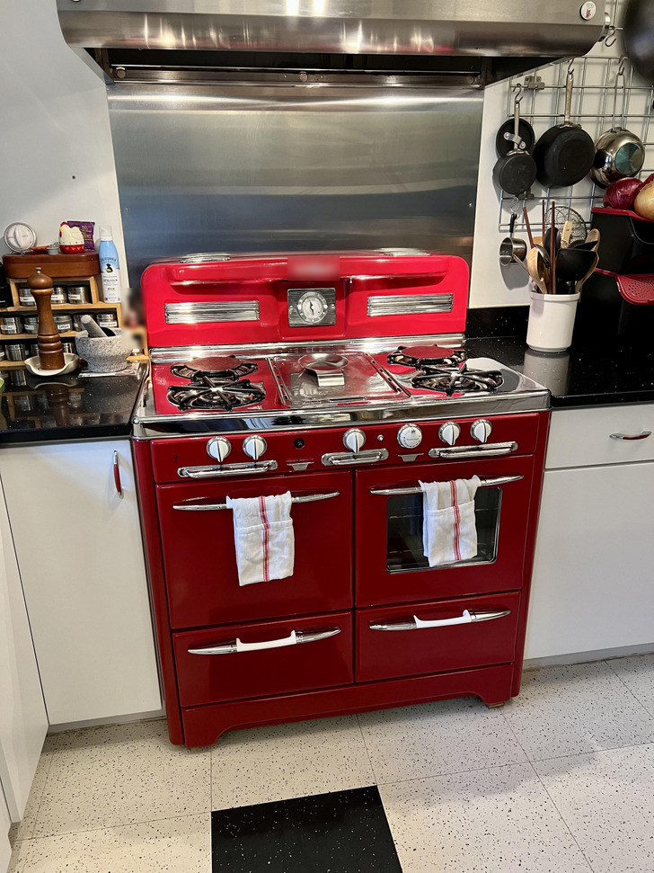 A 1950 Stove Called Christine That Came With the House, So They Remodeled the Kitchen Around It