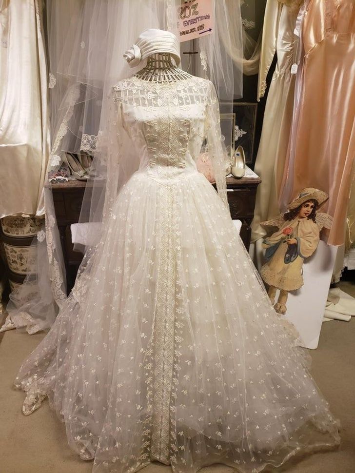 15 Posh Wedding Dresses That Cost Their Owners Pennies