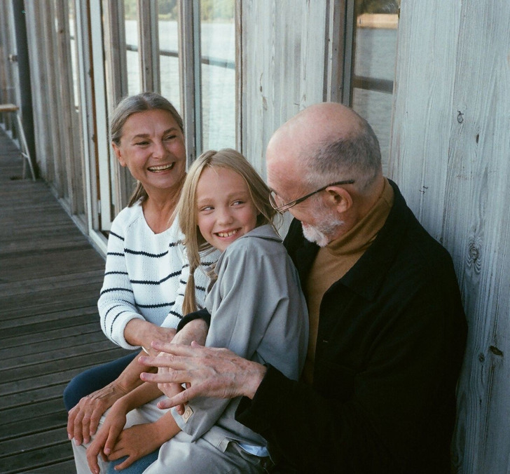 Grandparents Who Followed Their Family 20 Hours by Car and Keep a Drawer of the Kids’ Clothes