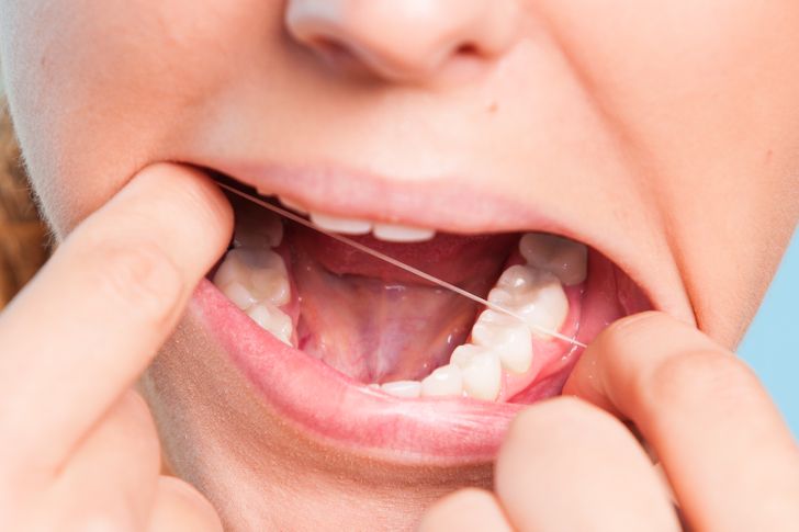 Çfarë mund të ndodhë me dhëmbët tuaj nëse i pastroni më shumë se dy herë në ditë