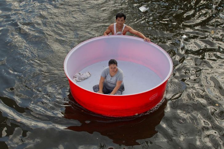 19 People Who Surprised Us With Their Ridiculous Choice of Transportation