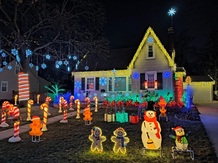 A 14th Year of Lights, With 52 Snowflakes and a Display You Can See From a Plane