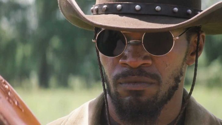 Dalam film, Django Unchained, pahlawan utama memakai kacamata hitam bergaya. Namun kenyataanya kacamata seperti itu belum ada pada tahun 1858