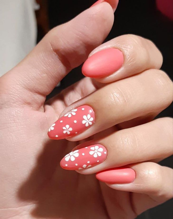 20 Girls Who Decided to Paint the Town Red With Their Manicure and Succeeded