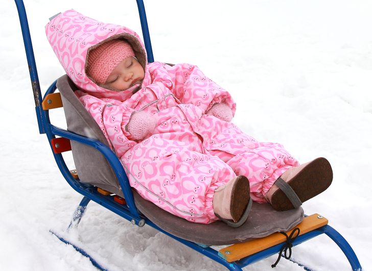 Prečo rodičia v chladných krajinách nechávajú svoje deti zdriemnuť si vonku