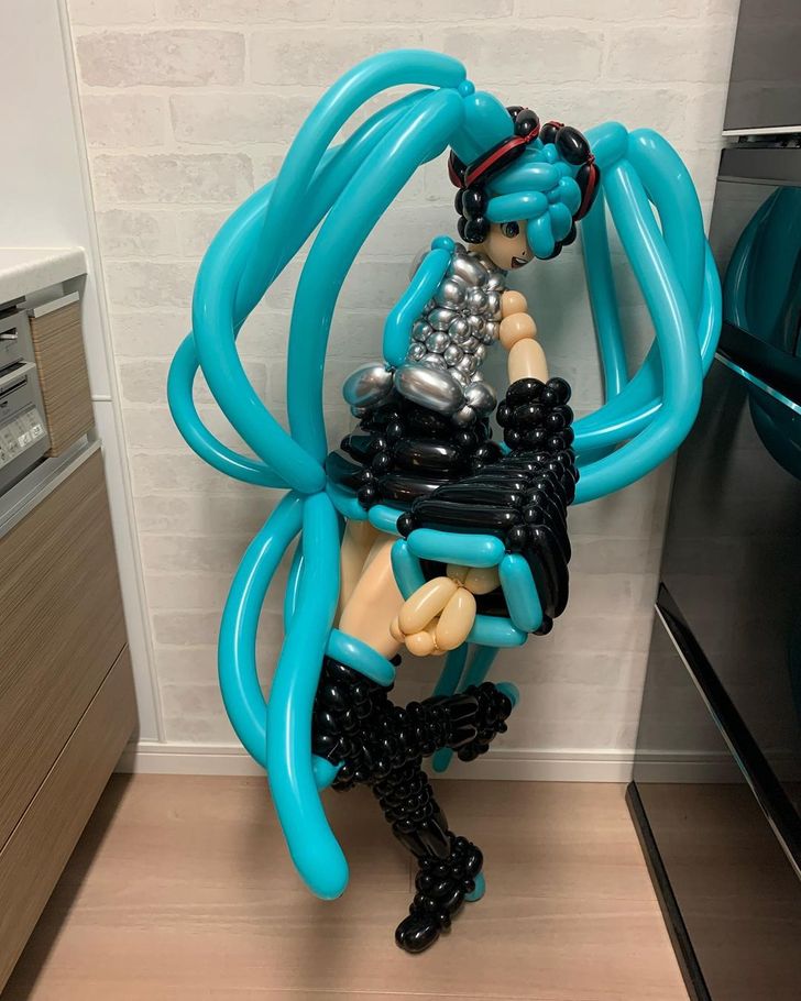 A Japanese Artist Creates Unique Sculptures Out of Twisted Balloons