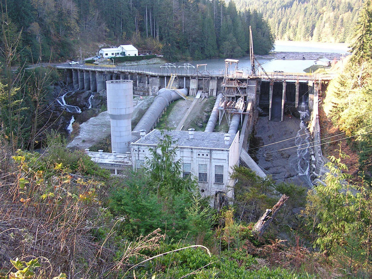 The Elwha Dam and Lake Aldwell behind it, 2005