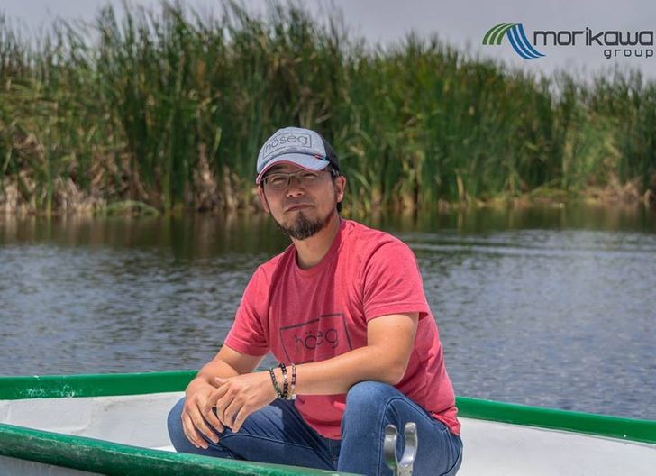 Një burrë nga Peruja ka gjetur një mënyrë të zgjuar për të pastruar liqenet, dhe kjo është një zbulim për të cilin Toka po qante