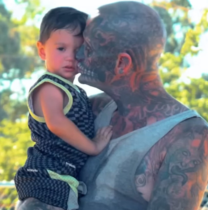 A Heavily Tattooed Dad Faces Struggles as People Think He Is a Horrible  Father / Bright Side