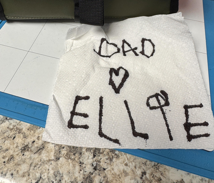 A Dad Writes “Dad ❤️ Ellie” on a Napkin Every Day, and His 4-Year-Old Wrote One Back