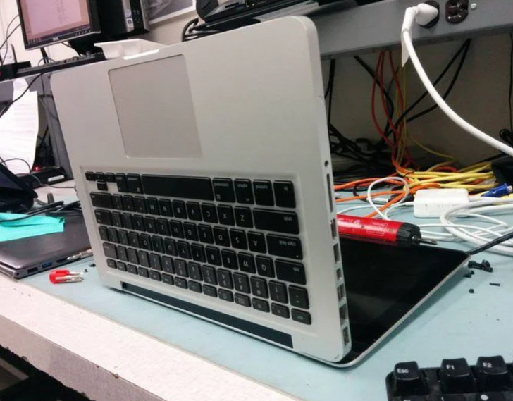 16 Computer Techs Share Some of the Craziest Things They’ve Seen at Work