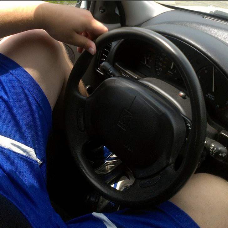 14 Awkward Situations That Every Tall Person Will Recognize