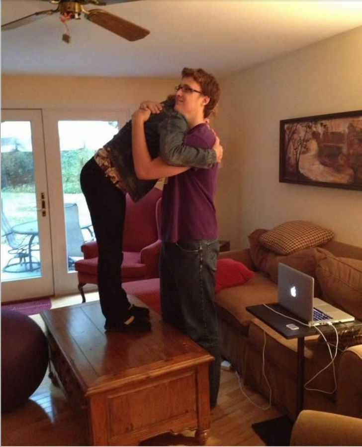 14 Awkward Situations That Every Tall Person Will Recognize
